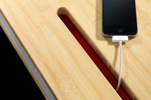 Tischplatte mit integrierter Kabelführung von Tischlerei Krogull Detailaufnahme einer maßgefertigten Tischplatte mit innovativer Kabelführung für ein aufgeräumtes Design.