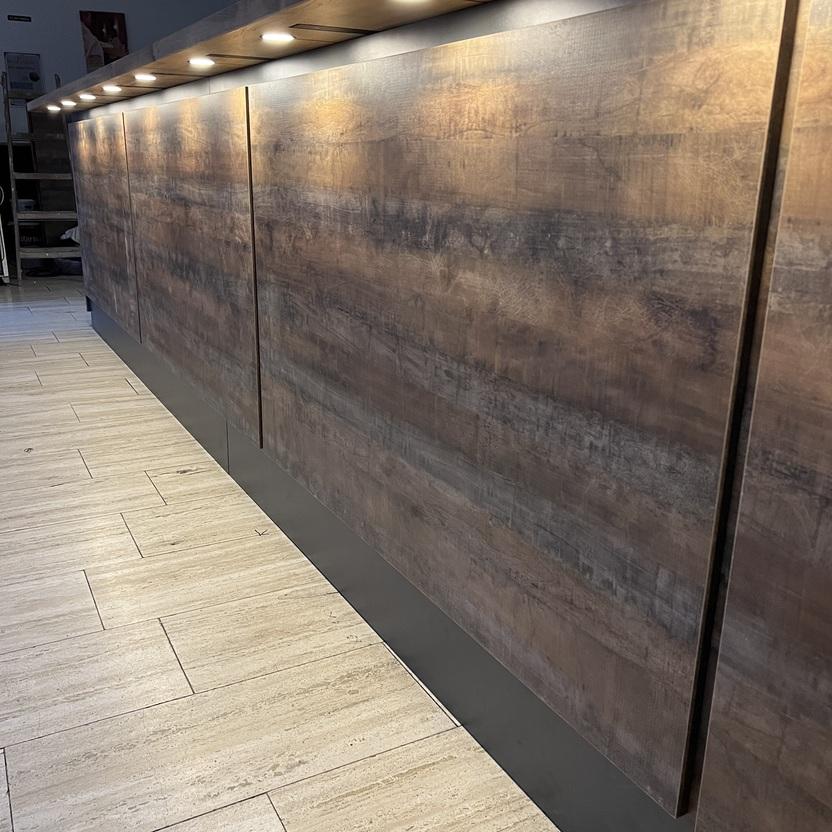 Designverkleidung mit Beleuchtung von Tischlerei Krogull Hochwertige Wandverkleidung in Holzoptik mit integrierter Beleuchtung für eine stilvolle Raumgestaltung.