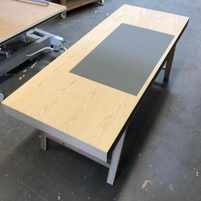 Maßgefertigter Tisch von Tischlerei Krogull Moderner, maßgeschneiderter Holztisch mit integriertem grauen Inlay.