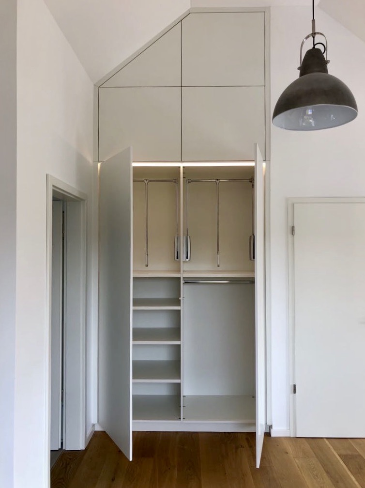 Einbaukleiderschrank nach Maß unter Dachschräge mit Kleiderliften, Regalfächern und Stauraum – individueller Möbelbau in Frechen