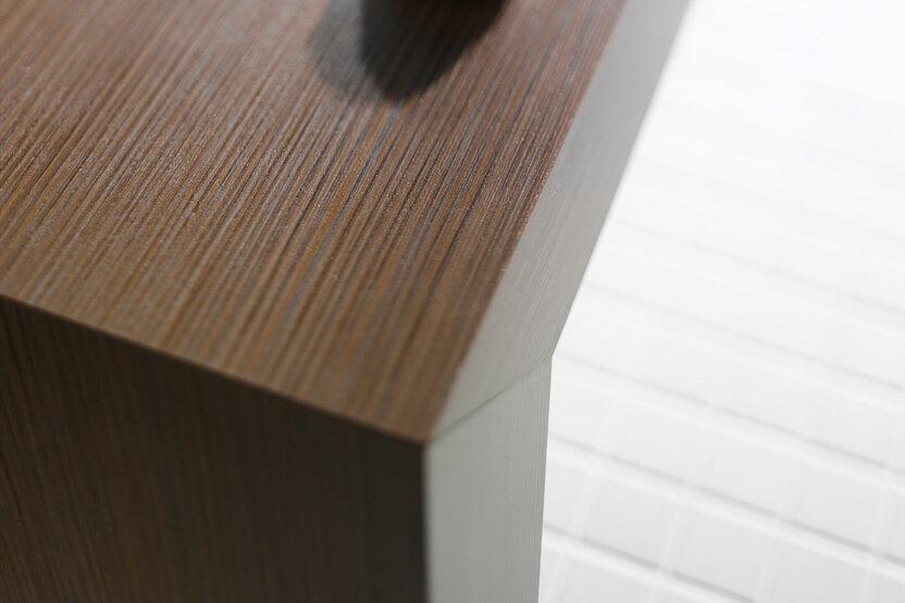 Schminktisch aus dunklem Massivholz Detailaufnahme eines dunklen Schminktisch aus Massivholz