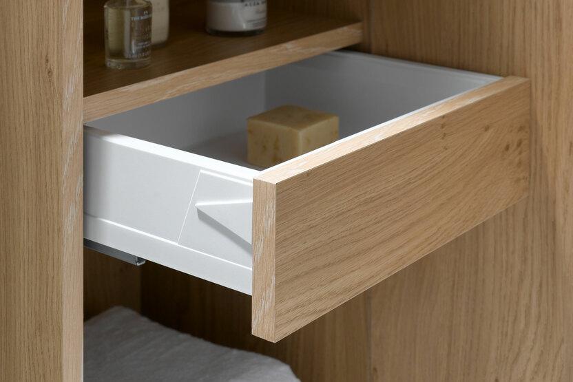 Schubladenelement im Badschrank Schubladenelement mit veredeltem Holz im Badschrank