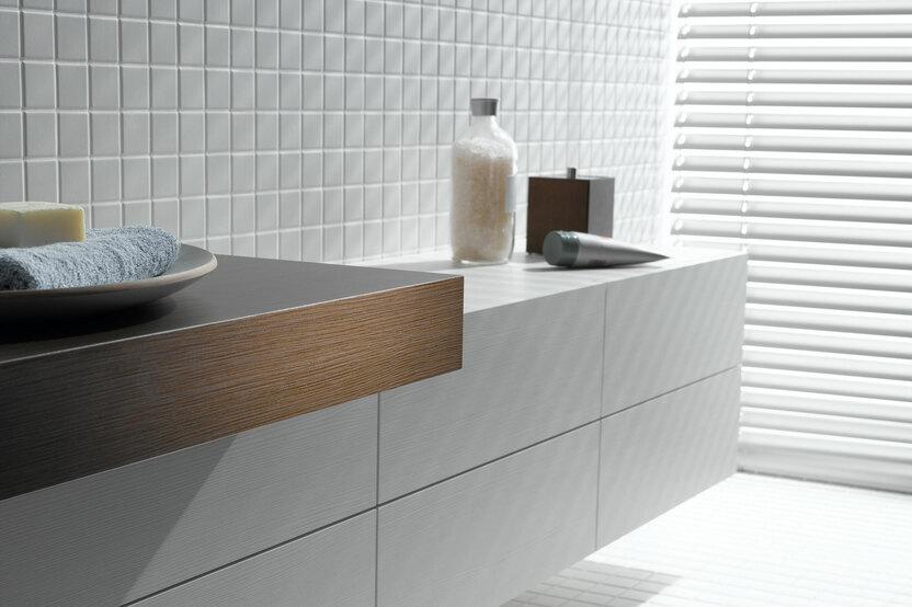 Waschtischunterschrank Detailaufnahme Detailaufnahme eines weißen Waschtischunterschrankes mit dunkler Waschtischplatte