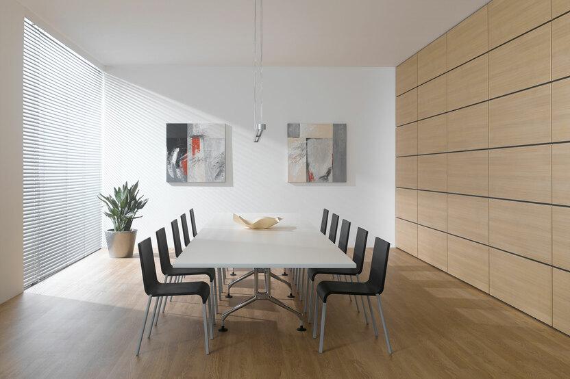 Impression eines Konferenzraumes im Hotel Impression eines Konferenzraumes im Hotel mit Einbauschrank aus Massivholz und weißem Konferenztisch