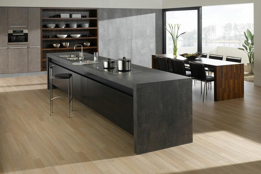 Küchen- und Esszimmerimpression mit verschiedenen Holzstilen ohne Hintergrund Küchen- und Esszimmerimpression mit verschiedenen Holzstilen ohne Hintergrund