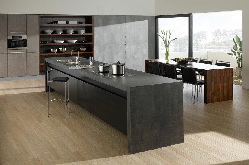 Küchen- und Esszimmerimpression mit verschiedenen Holzstilen ohne Hintergrund