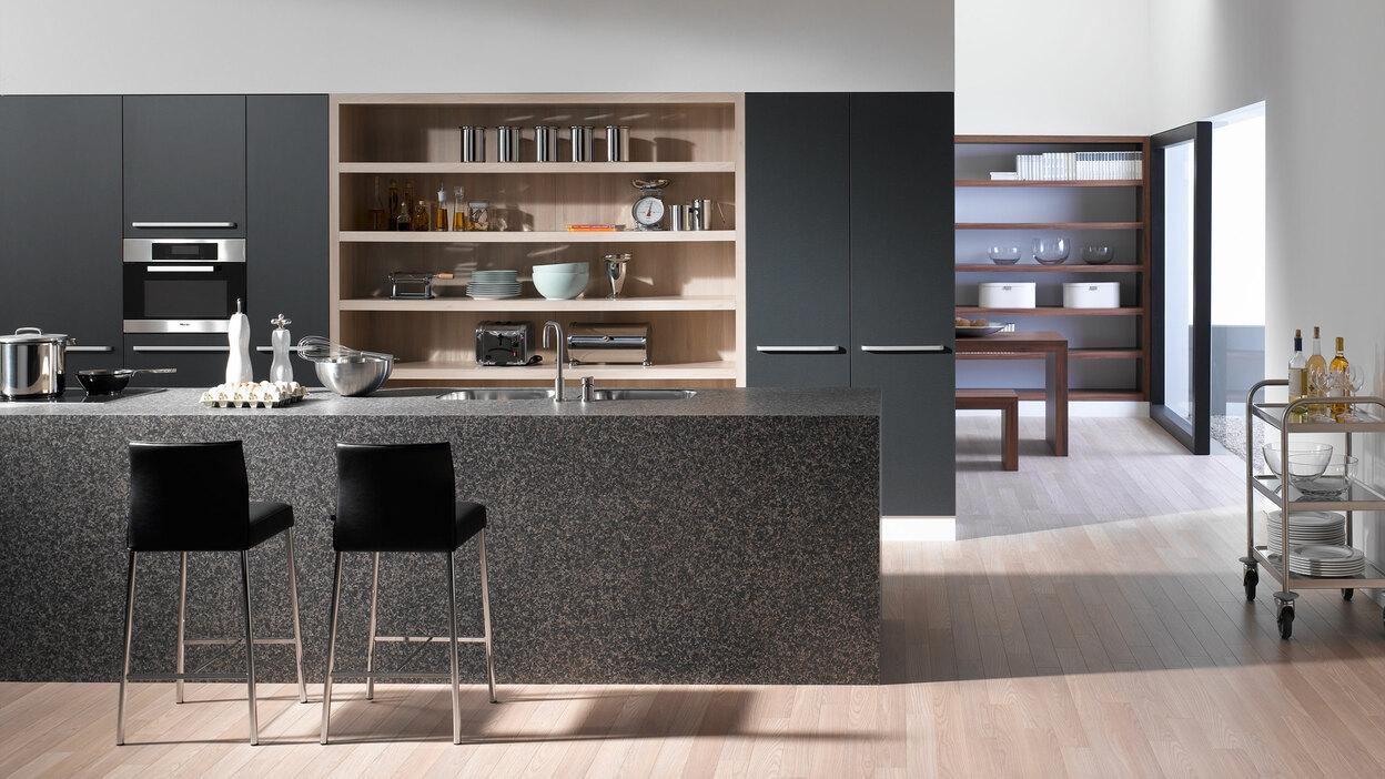 Impression einer offenen Küche mit Küchentheke Impression einer offenen Küche mit Küchentheke in dunkler Anthrazit-Lackierung