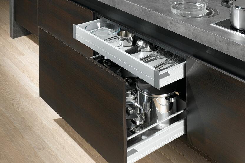 Detailaufnahme von Küchenschubladen Detailaufnahme von Küchenschubladen mit viel Stauraum in dunklem Holz