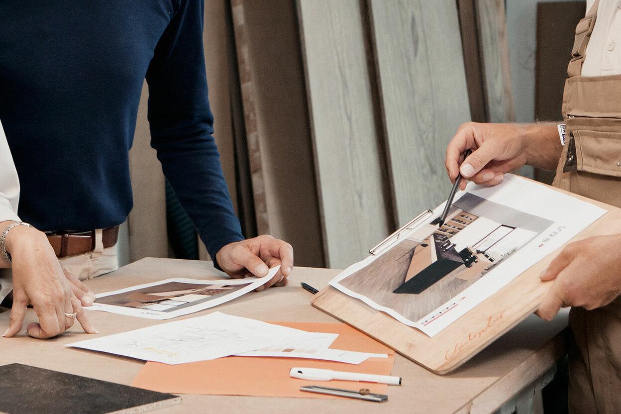 Präsentation von Oberflächen durch Tischler anhand eines Boards