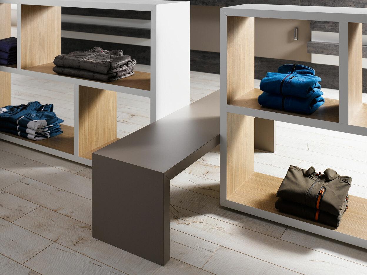 Detailaufnahme eines offenen Regalsystems für Ladenbau mit heller und dunkler Oberfläche