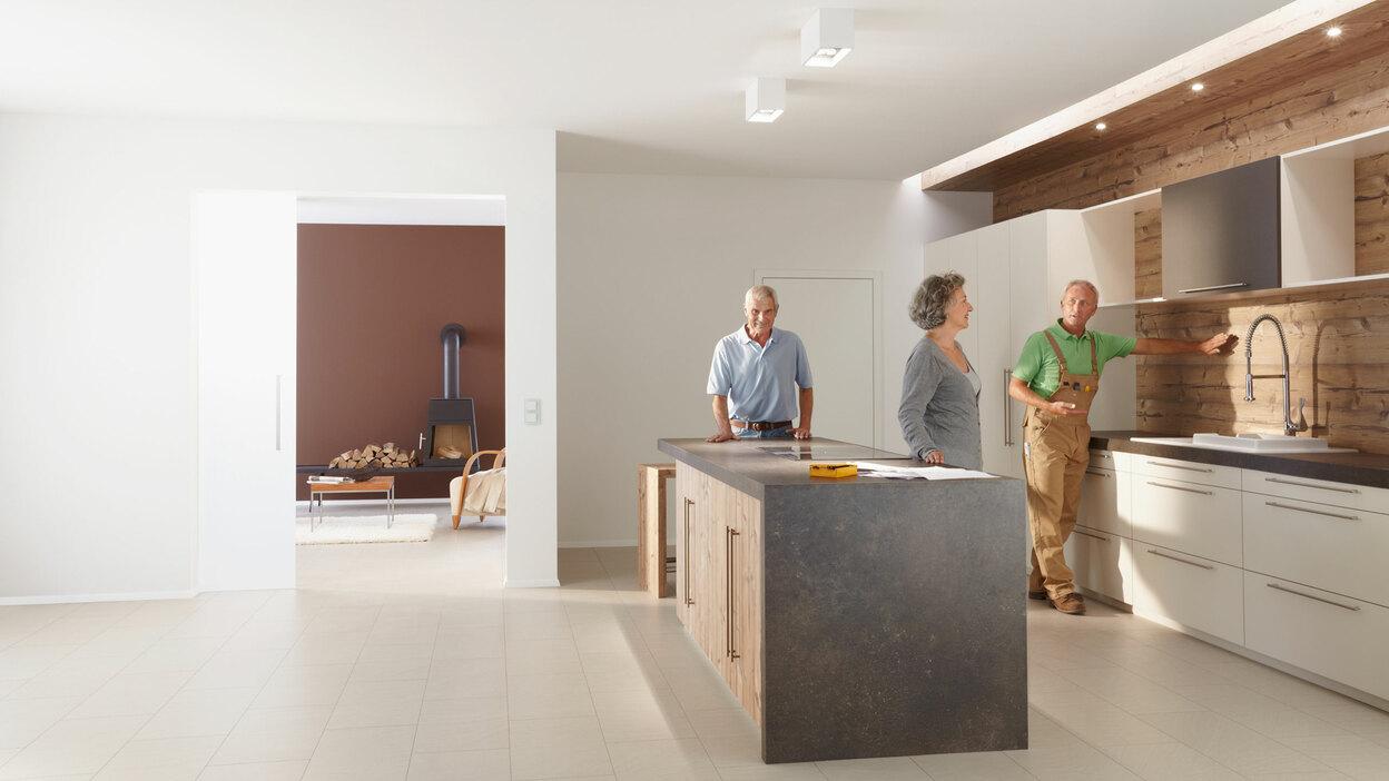 Präsentation einer Küche durch einen Tischler in einem Showroom