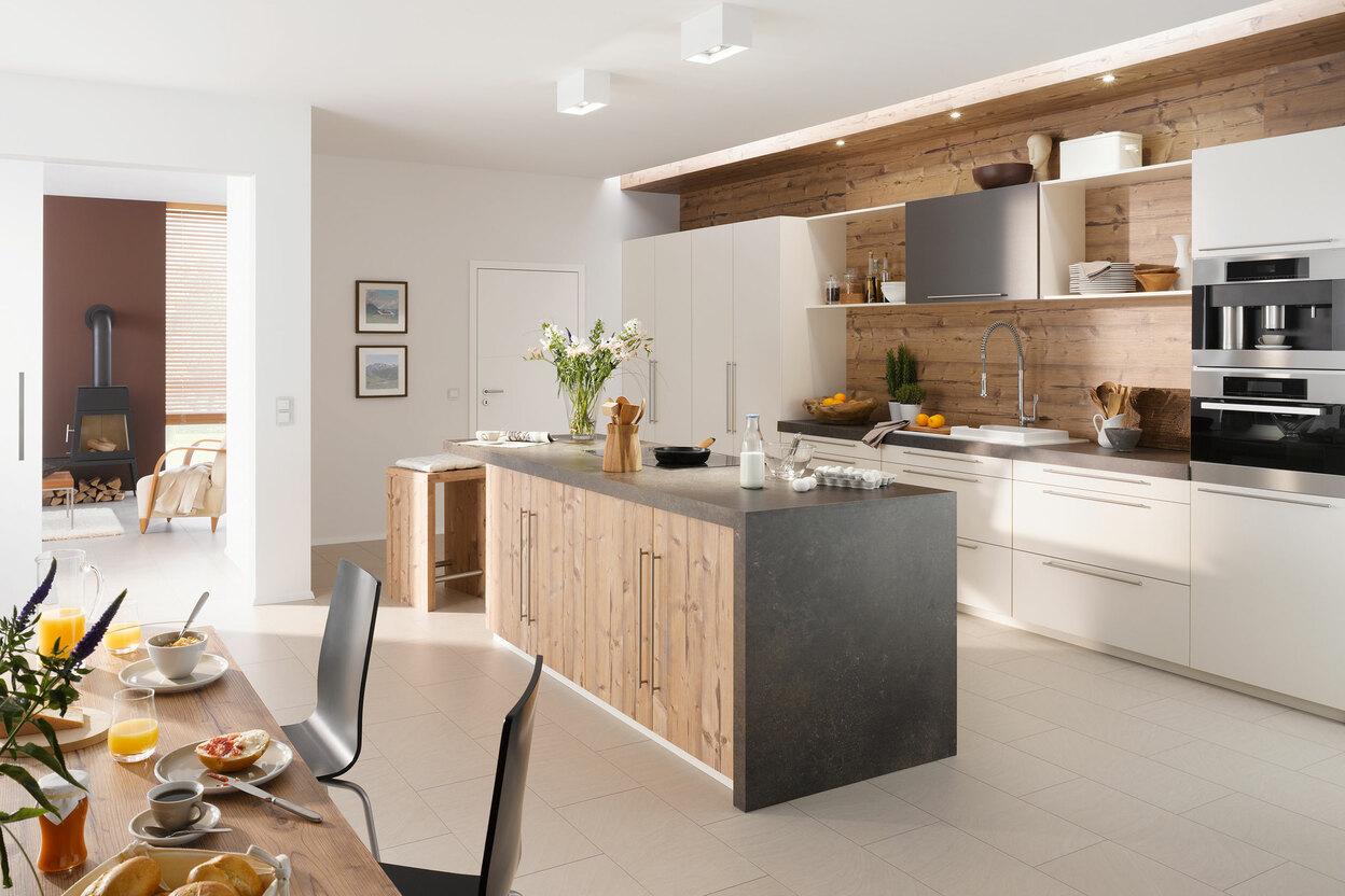 Impressionen einer Küche mit Esszimmer mit hellen Holzmöbeln und dunklen und weißen Fronten im Kontrast