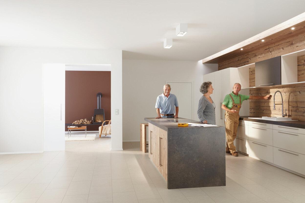 Präsentation einer Küche durch einen Tischler Präsentation einer Küche durch einen Tischler in einem Showroom