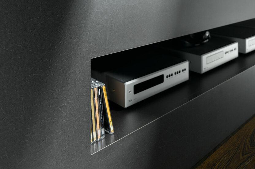 Detailaufnahme einer TV-Trennwand und innenliegendem Regal Detailaufnahme einer TV-Trennwand und innenliegendem Regal für Receiveraufbewahrung