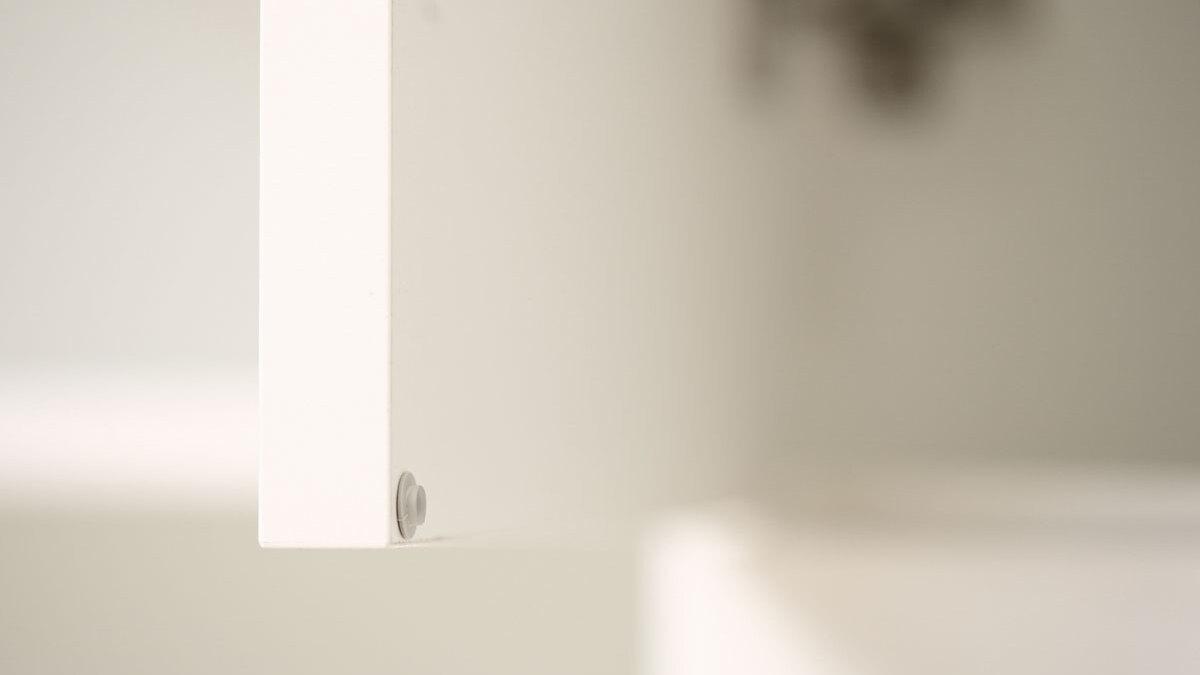 Detailaufnahme Fischauge an wei&szlig;er Schrankt&uuml;r zur Materialerhaltung