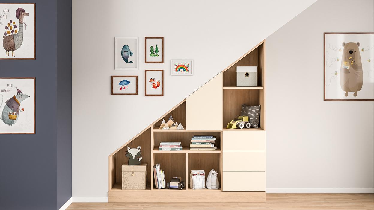 Unter Treppen angepasster Schrank nach Maß im Kinderzimmer. Kreativ unter einer Treppe eingepasster Schrank nach Maß, mit offenen Fächern und Schubladen, gefüllt mit Büchern und Spielzeug, in einem Kinderzimmer.