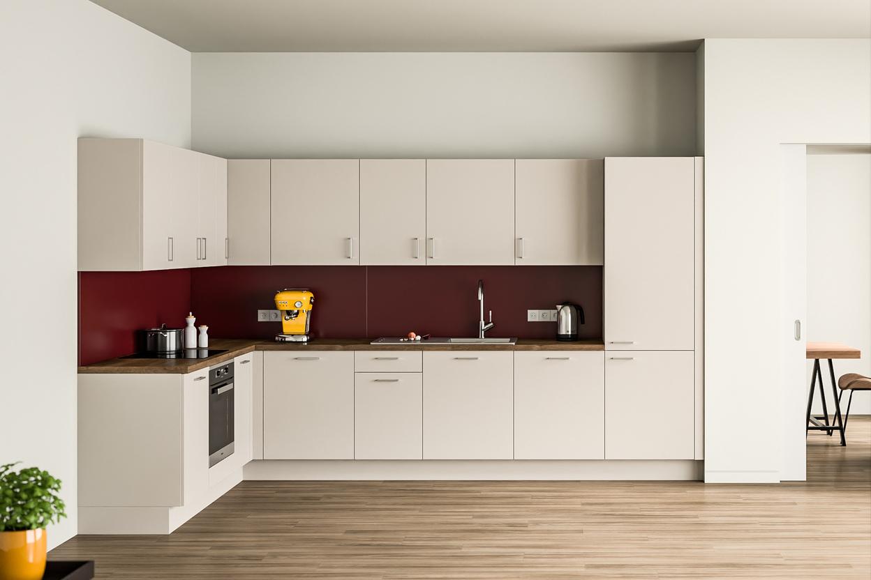 Helle, nach Ma&szlig; entworfene K&uuml;che mit kontrastierender bordeauxroter R&uuml;ckwand und einer lebendigen gelben K&uuml;chenmaschine als Blickfang.