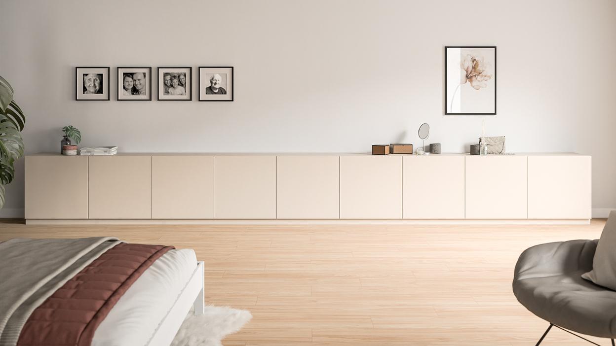 Langes, cremefarbenes Sideboard nach Maß in einem hellen Zimmer Niedriges, maßgefertigtes Sideboard in Creme, unter einer Wandgalerie aus Familienfotos, ergänzt durch minimalistische Dekoration.