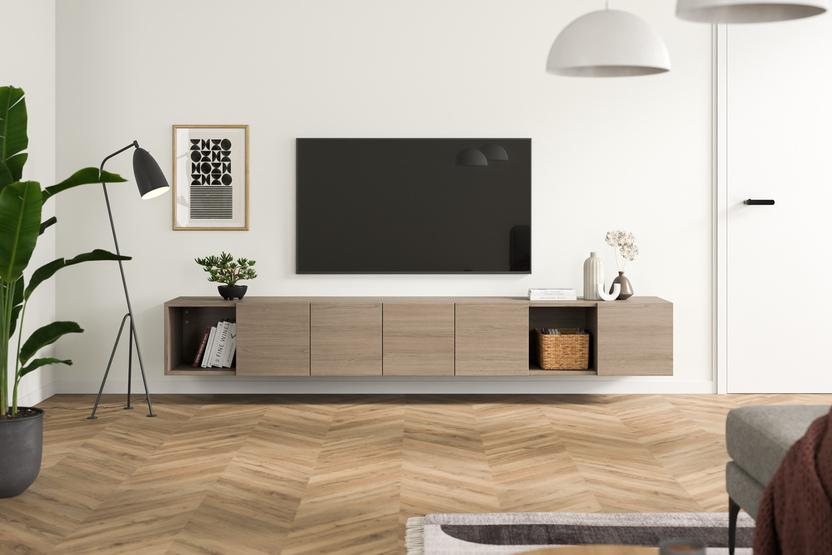 Modernes Hängeboard nach Maß unter Fernseher Ein maßgeschneidertes Hängeboard in Holzoptik mit offenen und geschlossenen Fächern, dekoriert mit Büchern und einer Pflanze, unter einem an der Wand montierten TV.